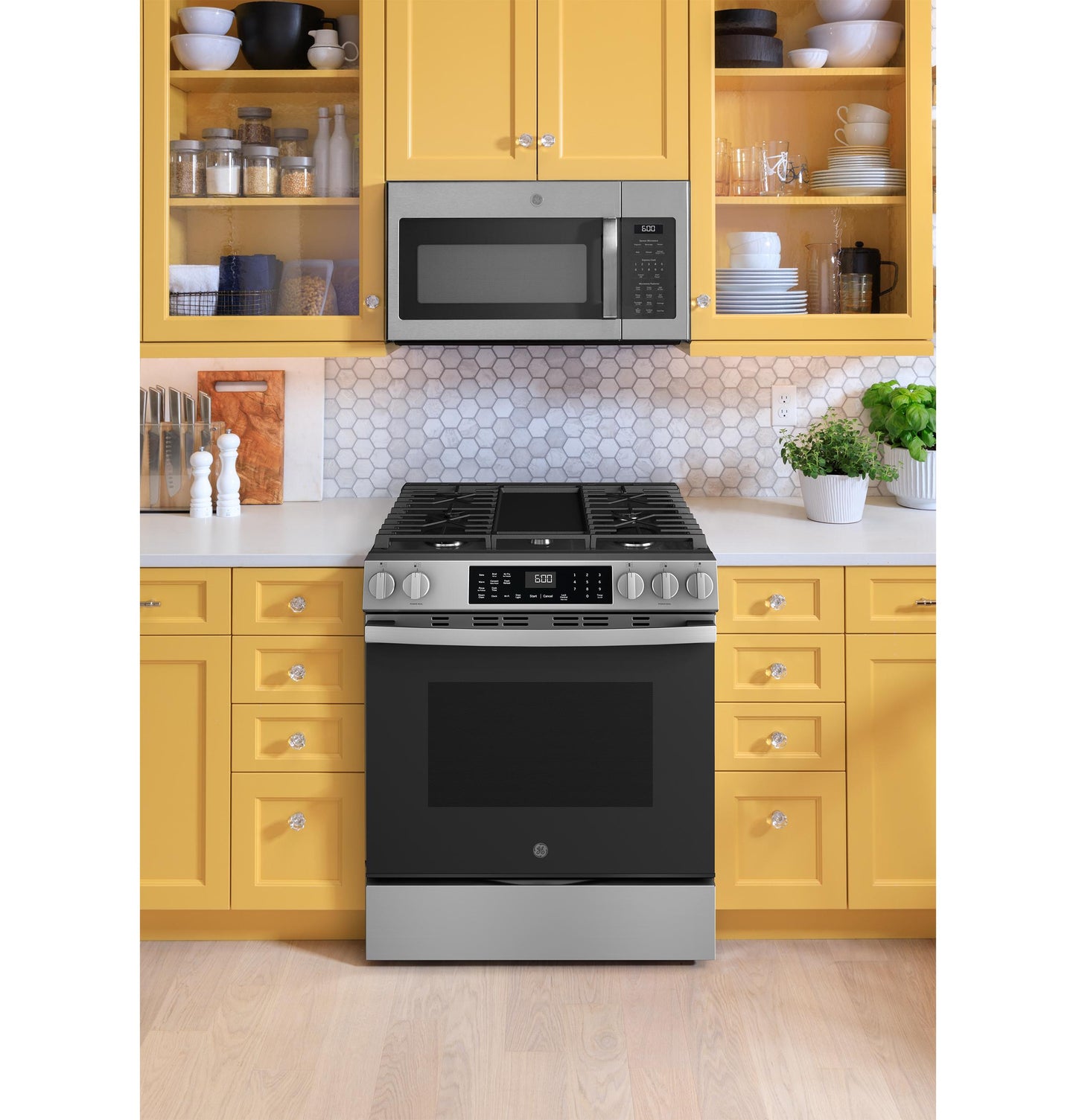 GE APPLIANCES GGS600AVFS GE(R) 30" Slide-In Front-Control Convection Gas Range with No Preheat Air Fry and EasyWash(TM) Oven Tray - GGS600AVFS-KT