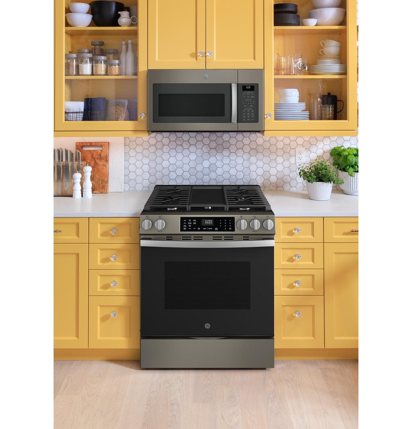 GE APPLIANCES GGS600AVES GE(R) 30" Slide-In Front-Control Convection Gas Range with No Preheat Air Fry and EasyWash(TM) Oven Tray - GGS600AVES-KT