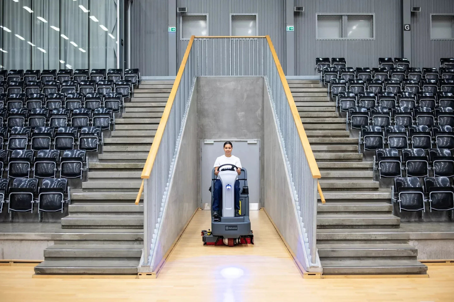 Advance SC4000 Ride-On Floor Scrubber, 28"/34", 33 Gal – 56120023